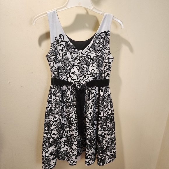 Emely West White and Black Hollidays Girls Velvet Floral detail size Girls 16 - Picture 5 of 13